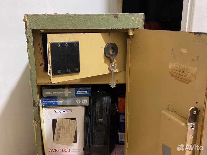 Сейф, шкаф металлический с замком