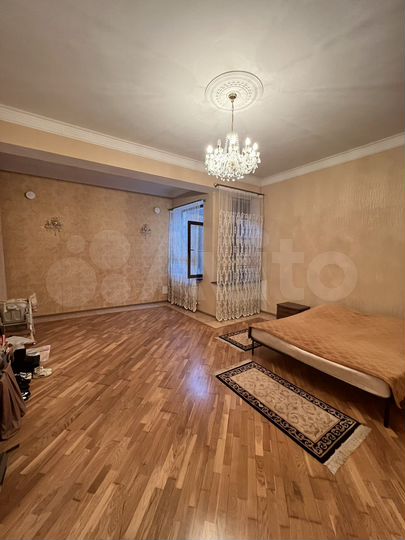 4-к. квартира, 180 м², 1/7 эт.