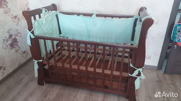 Детская кроватка с маятником