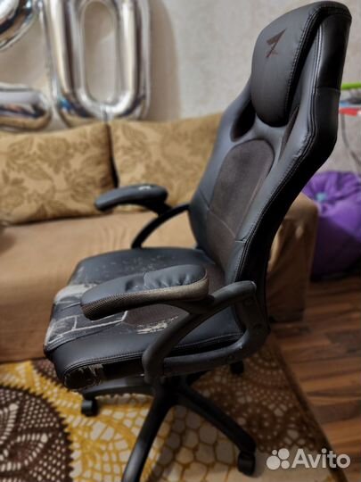 Игровое компьютерное кресло