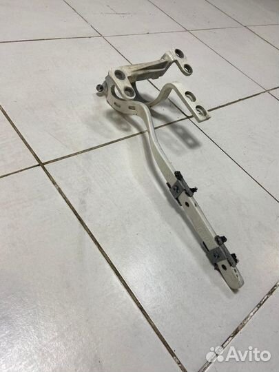 Петля крышки багажника Volkswagen Touareg I (2002—2006)