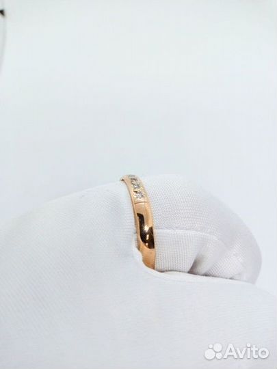 Обручальное кольцо с природным камнем Золото