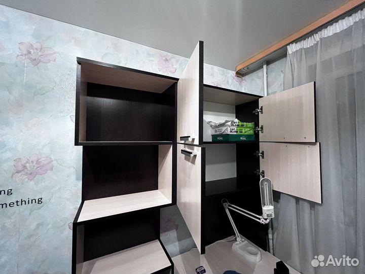 Письменный стол для школьника с полками