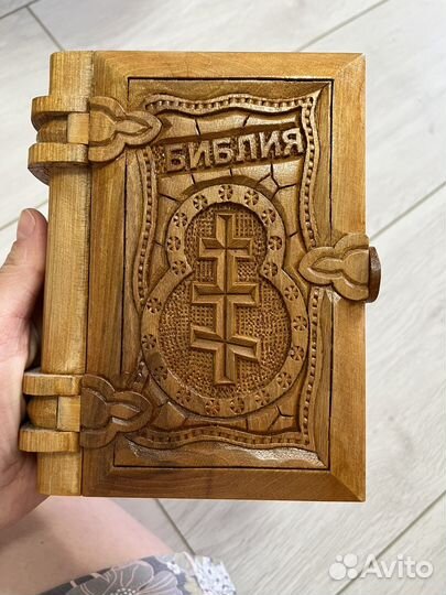Библия в деревянном переплете