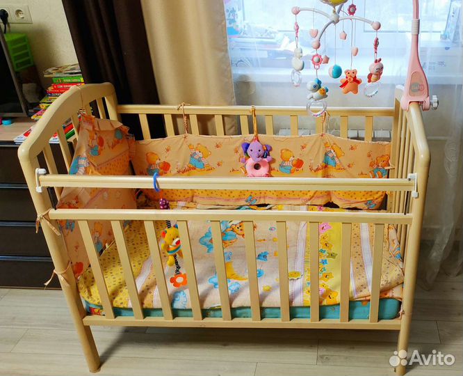 Детская кроватка с маятником