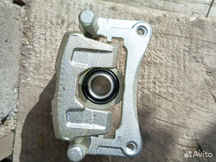 Задний правый тормозной суппорт Chrysler