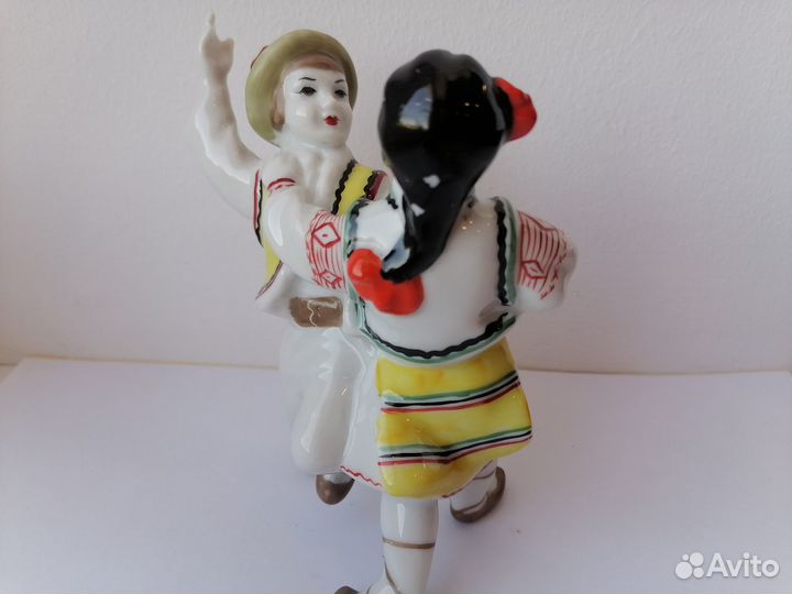 Танцующие дети гуцулы зхк, фарфоровая статуэтка