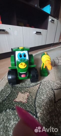 Игрушка трактор Tomy Джонни