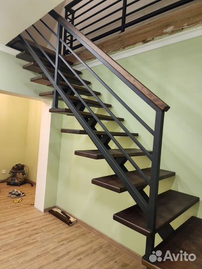 Лестница на металлокаркасе