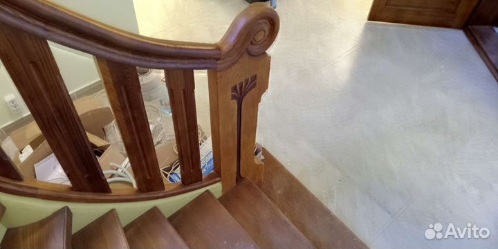 Деревянная лестница по бетону