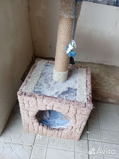 Кошачий домик с когтеточкой