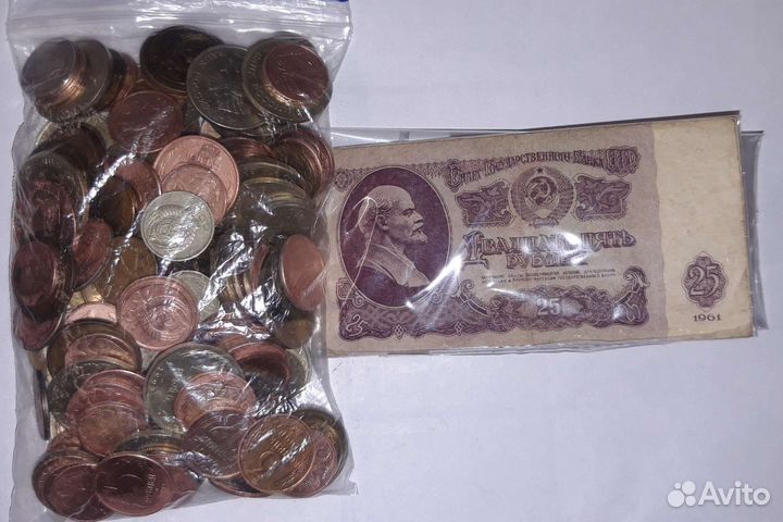 210 монет и 11 банкнот СССР