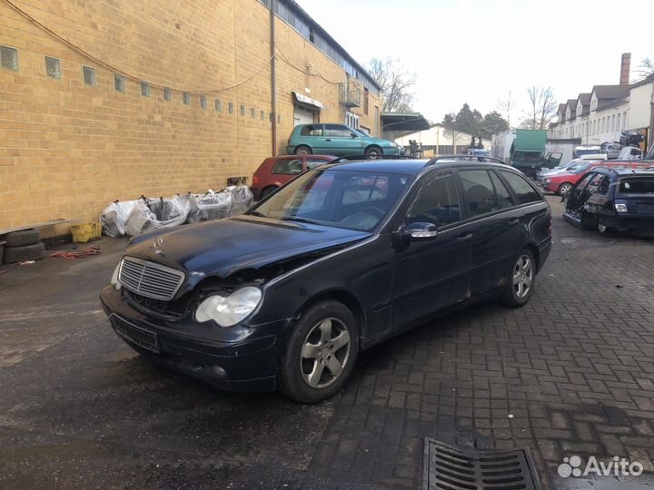 Крыло переднее правое Mercedes-Benz C-Class