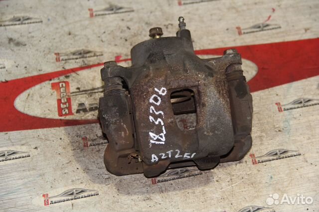 Суппорт перед лево c Toyota Caldina ZZT241W 1ZZ-FE