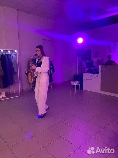 Саксофонист на мероприятии