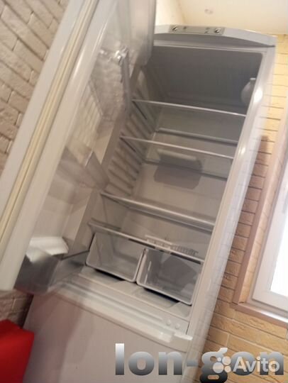 Холодильник ariston