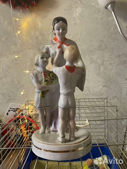 Статуэтка Индира Ганди и пионеры