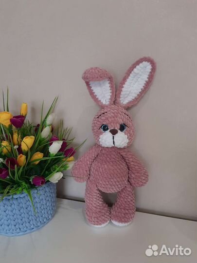 Плюшевый заяц вязаный