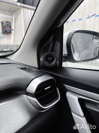 Подиумы для твитеров на Geely Coolray