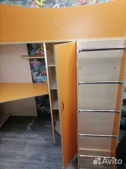 Детская кровать чердак со столом и шкафом