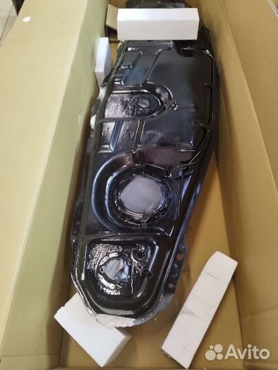 Топливный бак на Mitsubishi Pajero 4 оригинал