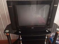 Телевизор LG и стеклянная подставка под телевизор