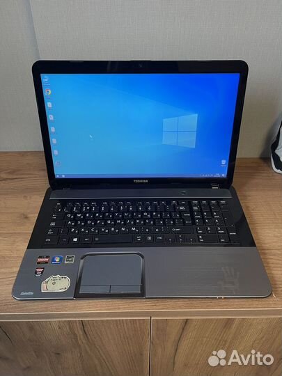 Большой ноутбук Toshiba 17.3