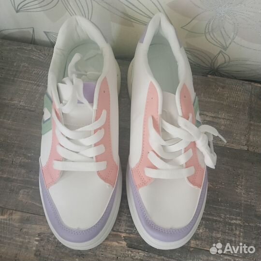 Кроссовки женские 37 размер новые