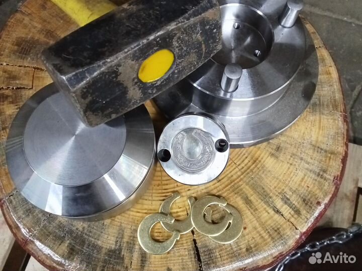 Станок для чеканки сувенирных жетонов и монет