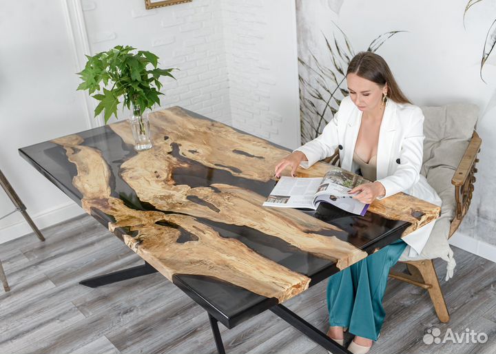 Стол из натурального слэба Граба и смолы