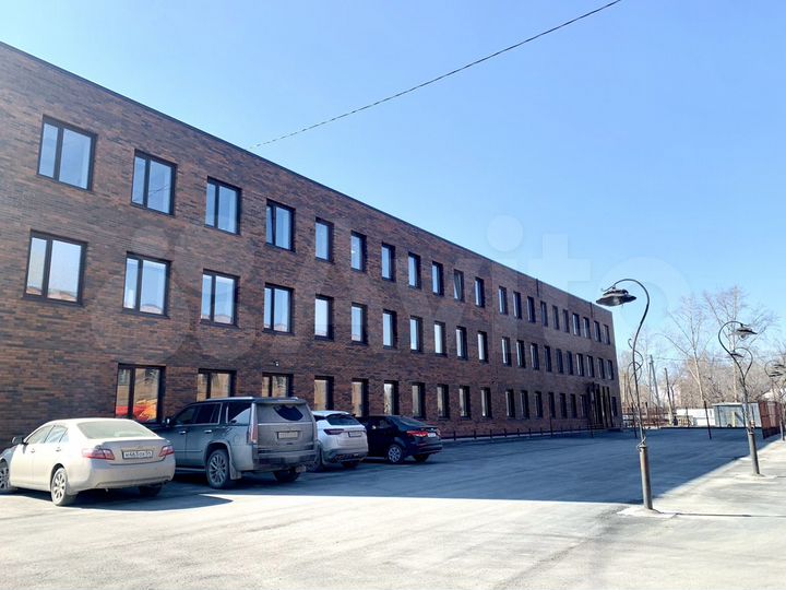 Продажа здания с арендаторами 1370 м²