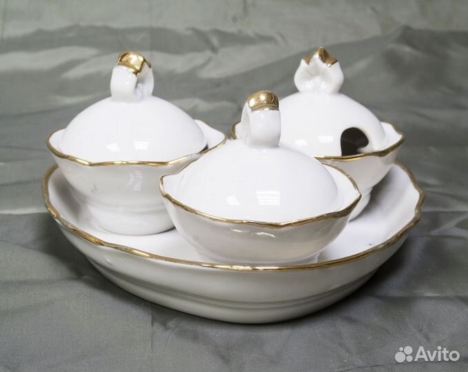 Блюдо Цветы, с перфорацией, рельеф, вензеля, золот