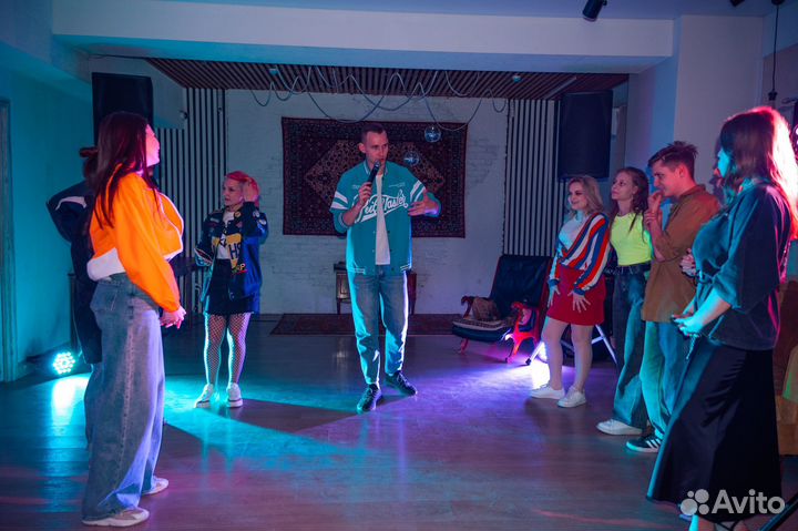 Ведущий мероприятий и диджей с оборудованием