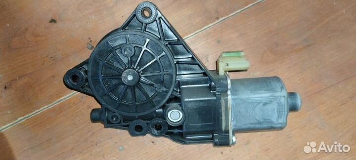 Мотор стеклоподъемника задний левый Kia Sorento XM