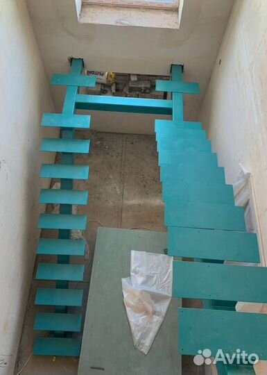 Облицовка лестничного металлокаркаса деревом