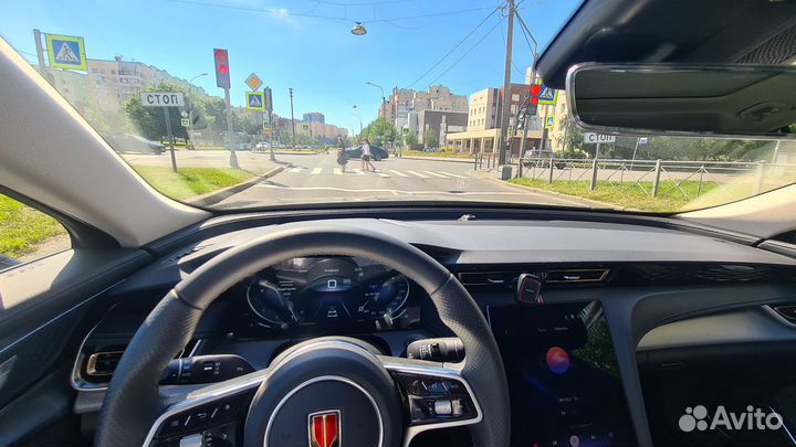 Водитель бизнес такси с Hongqi H5