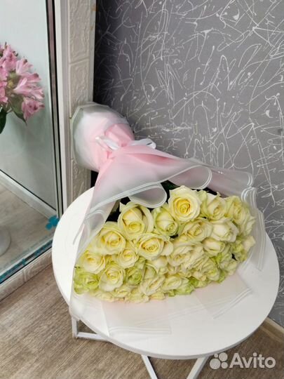 Букет из белых крупных роз