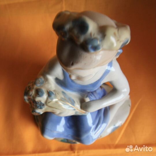 Фарфор: Статуэтка «Девочка с букетом»