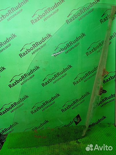 Стекло двери передней правой Nissan Primera (P11)