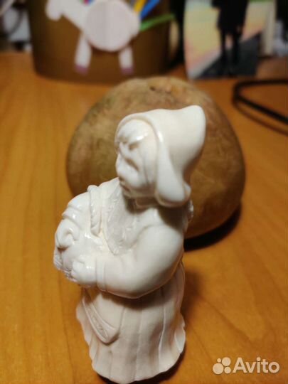 Костяная фигурка Красная шапочка