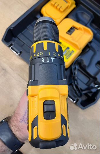 Шуруповерт dewalt ударный 26 v + биты и сверла