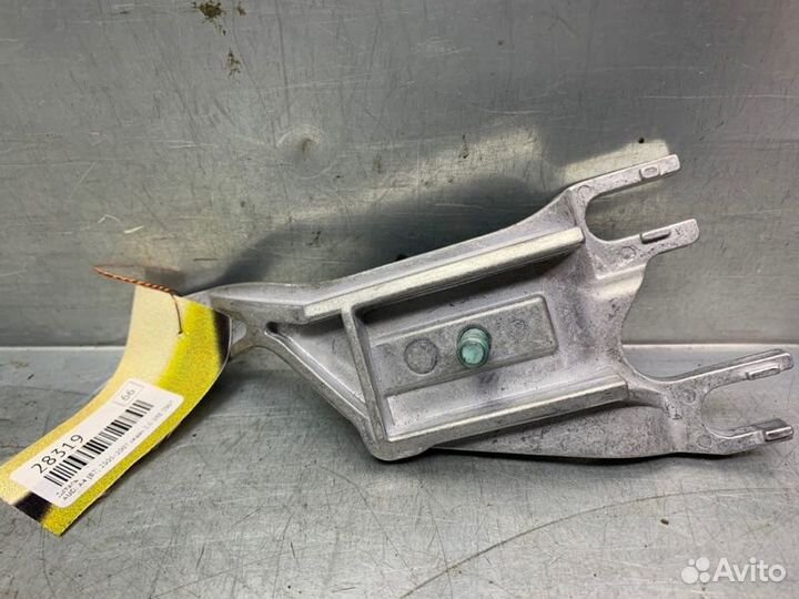 Кронштейн крепления подлокотника Audi A4 B7