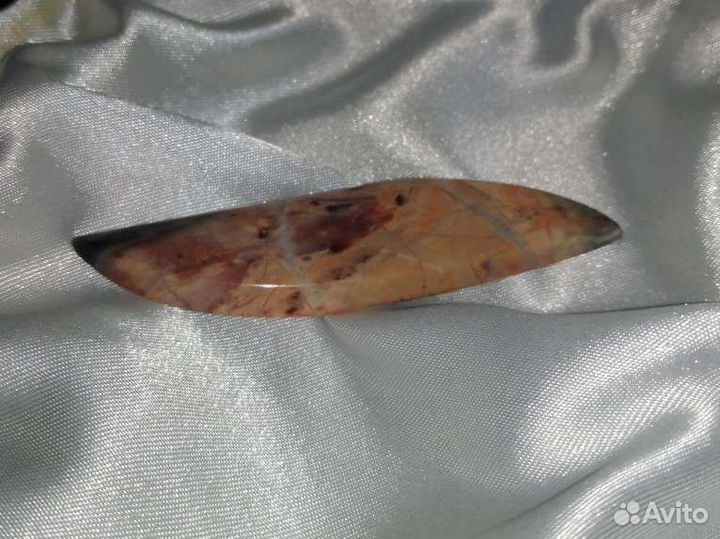 Брошь из камня