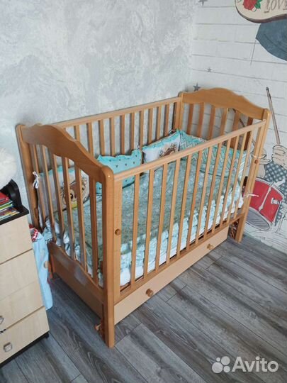 Детская кроватка с маятником