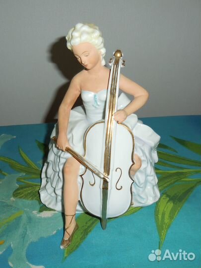 Статуэтка фарфоровая 