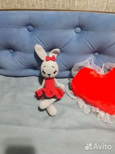 Плюшевый заяц вязаный