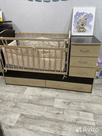 Детская кроватка с маятником