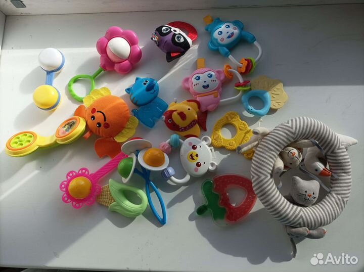 Большой пакет игрушек и погремушек для малышей