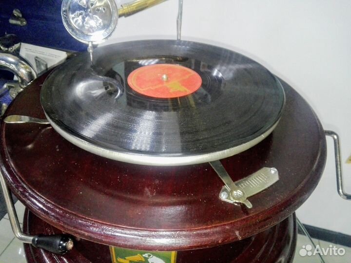 Граммофон с трубой механический, полностью рабочий
