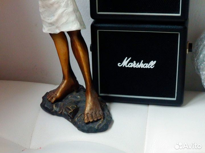 Фигурка певицы с микрофоном и копной волос